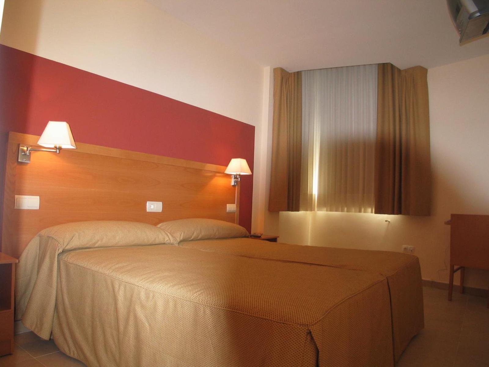 Hostal Ciudad De Caparra Carcaboso Ruang foto