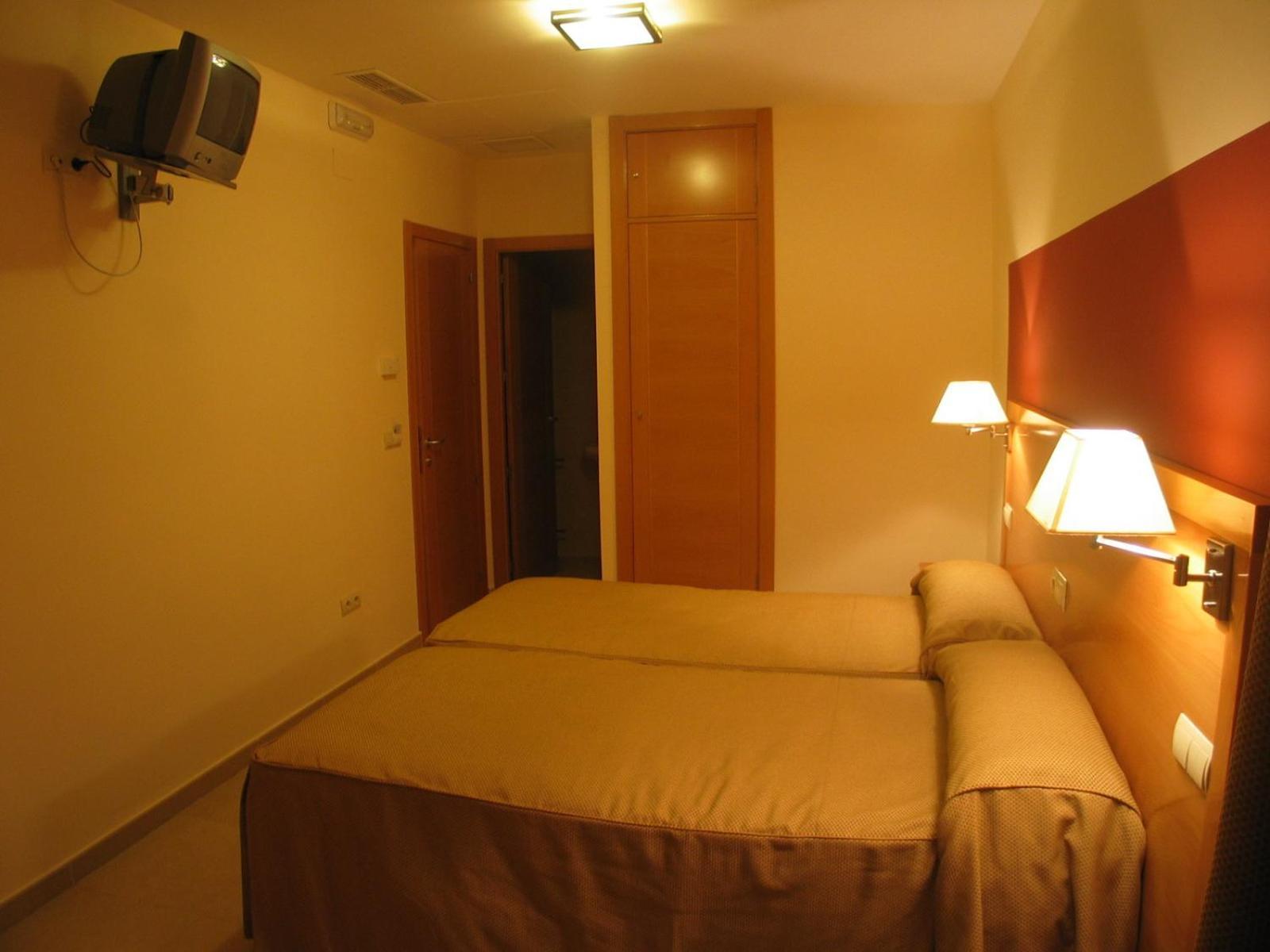 Hostal Ciudad De Caparra Carcaboso Ruang foto