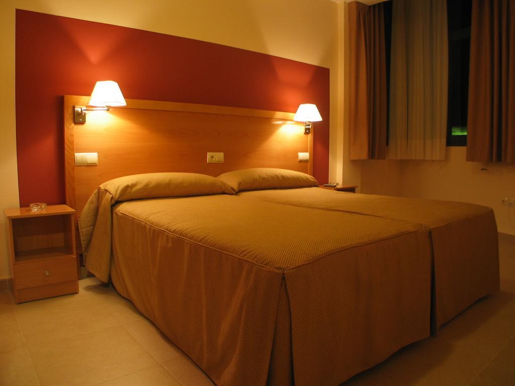 Hostal Ciudad De Caparra Carcaboso Ruang foto