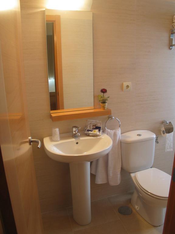 Hostal Ciudad De Caparra Carcaboso Ruang foto